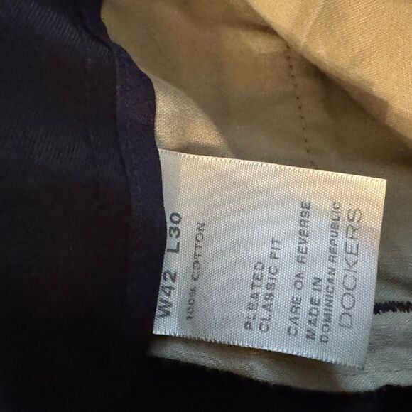 DOCKERS Khaki Classic Fit/Pleated  (Brown) - Men's W42L30 - Picture 3 of 3